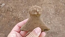 Keramická hlavika z mladí doby kamenné nalezená ve Smiicích na...