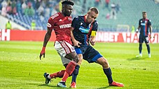 Plzeňský kapitán Luděk Pernica v souboji s protivníkem z CSKA Sofie v odvetě 4....