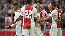 Antony z Ajaxu v objetí spoluhrá, práv vstelil gól v utkání nizozemské ligy...