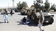 Tálibánské jednotky hlídají letit po sebevraedném útoku. (27. srpna 2021)