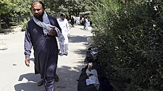 Lidé se snaží identifikovat mrtvé po útoku na letišti v Kábulu. (27. srpna 2021)