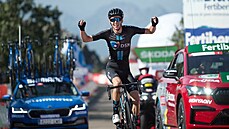 JE TO TAM. Romain Bardet si osamocen� jede pro vít�zství ve �trnácté etap�...