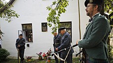 Pi odhalení desky Adolfu Jurmanovi v Olenice byli lenové Klubu vojenské...