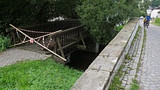 D�ev�ná lávka pro p�í a cyklisty ve Dvorské ulici byla nedávno uzav�ena, na...