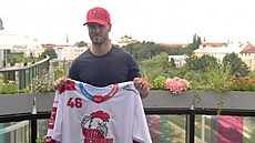 Hokejový útoník David Krejí s dresem klubu HC Olomouc.