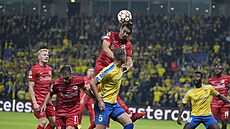 Andreas Ulmer ze Salcburku hlavi�kuje v utkání proti  Bröndby Koda� v play off...