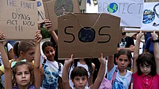 Dti s transparenty na podporu boje se zmnami klimatu pi stávce na Kypru v...