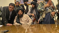 Tálibánští bojovníci pózují před fotografy v kanceláři afghánského prezidenta,...