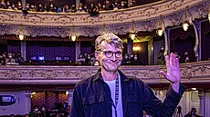 Jan Sv�rák zdraví diváky své Jízdy v Karlovarském m�stském divadle