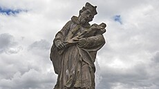 Socha svatého Jana na Svatojánském mostu v Litovli, který je nejstarím...
