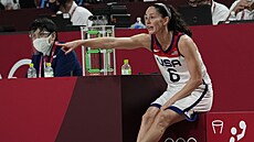 Americká basketbalistka Sue Birdová usmruje své spoluhráky.