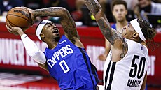 Jay Scrubb (0) z Los Angeles Clippers se v NBA Summer League tlačí na koš...