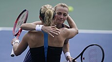 Petra Kvitová gratuluje Angelique Kerberové, čtvrtfinále v Cincinnati vzdala.