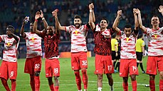 Lip�tí fotbalisté slaví výhru.