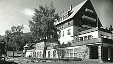 Legendární šumavský hotel Rixi na Špičáku u Železné Rudy zchátral a majitel,...