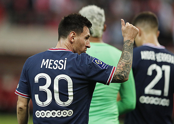 Lionel Messi v dresu Paris St. Germain d�kuje fanou�k�m.