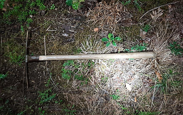 Kopái vltavín hloubí v lesích hluboké díry. Pouívají k tomu cepíny,...