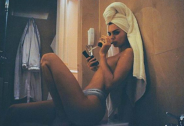 Modelka Kendall Jennerová se vyjádřila ke spekulacím, že je na ženy