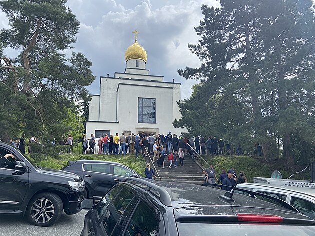 Kolem pravoslavného chrámu svatého Václava v Brn se v pondlí 30. srpna...