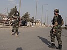 Bojovníci Tálibánu ped kábulským letitm (28. srpna 2021)
