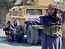 Tálibánský bojovník ped kábulským letitm (28. srpna 2021)