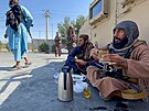 Tálibánci popíjejí aj ped kábulským letitm. (28. srpna 2021)