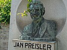 Jan Preisler je pohben v Králov Dvoe.