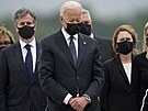 Americký prezident Joe Biden pihlíí na vojenské letecké základn v Doveru...