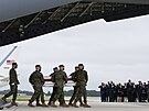 Americký prezident Joe Biden pihlíí na vojenské letecké základn v Doveru...