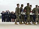 Americký prezident Joe Biden pihlíel na vojenské letecké základn v Doveru...