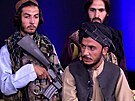 Neutíkejte ze zem, vyzval Tálibán Afghánce se samopaly v rukou