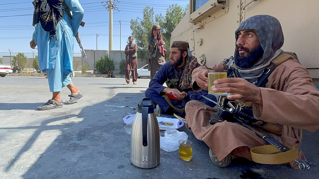 Tálibánci popíjejí čaj před kábulským letištěm. (28. srpna 2021)