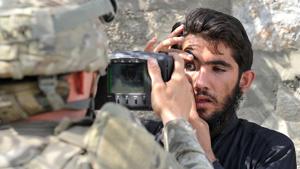 Přesně víme, kdo jsi. Americký voják skenuje oči Afghánce pomocí...