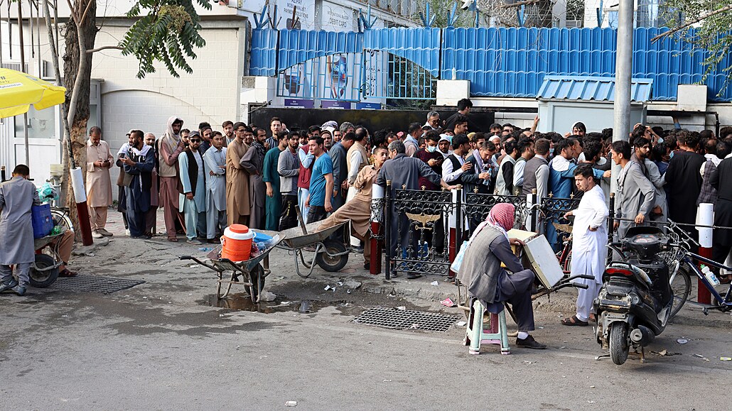 Fronta na peníze. Afghánci ekají ped bankou, aby si mohli vybrat úspory....
