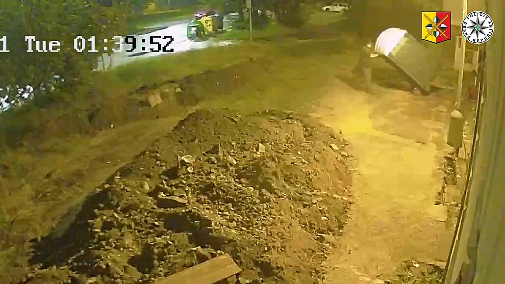 Mobilní toaletu na Proseku nezachránily ani šrouby, zloděj ji odtáhl pryč