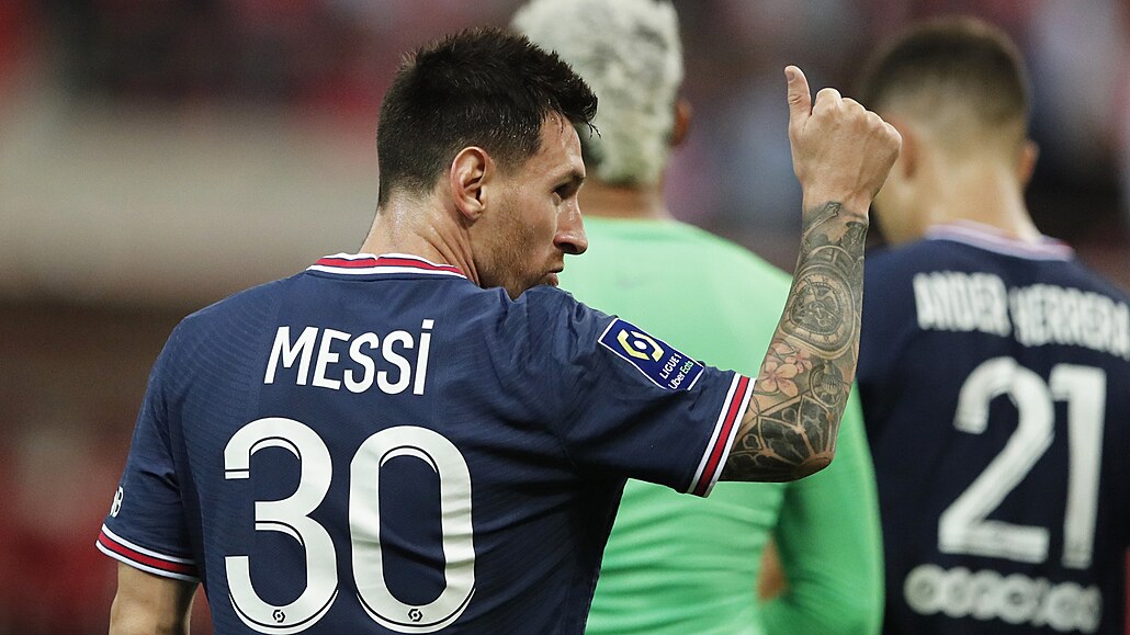 Lionel Messi v dresu Paris St. Germain děkuje fanouškům.