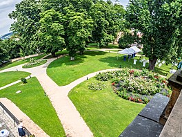 Vila je také obklopena krásnou zahradou s altánkem, které dominuje tzv. rový...