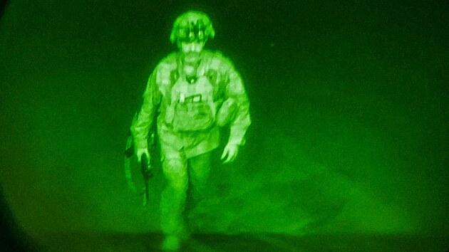 Americk generl Chris Donahue nastupuje v Kbulu do letounu C-17. Stal se tak poslednm americkm vojkem, kter v rmci stahovn opustil Afghnistn. 
