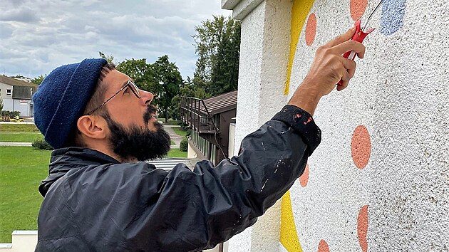 Italsk vtvarnk Patrizio Anastasi pracoval na velkoplon malb (muralu) na fasd Hvzdrny Prostjov v Kolovch sadech. Akce byla soust 60. vro zaloen hvzdrny a konala se jako soust Street Art Festivalu Olomouc.