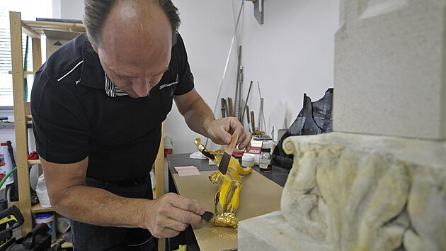 Milan Krpálek  ve své dílně opravuje kamenný kříž, kolem kterého vlastně vyrostla havlíčkobrodská nemocnice.