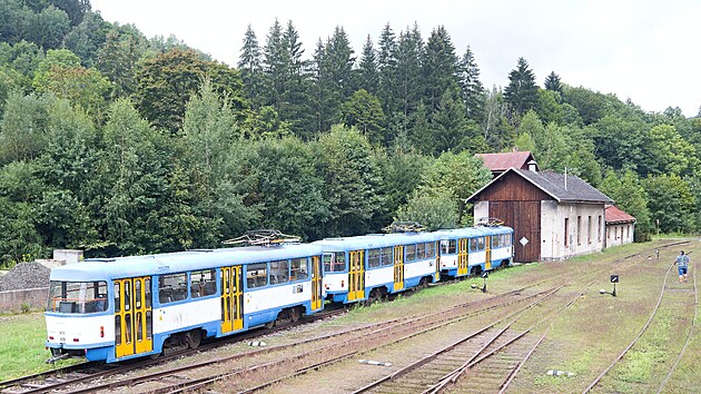 Spolek Ptel Krkonoskho metra nechal na ndra v Rokytnici pivzt vyazen tramvaje.