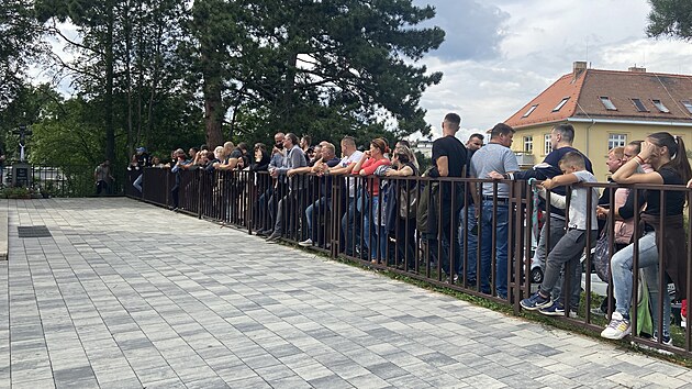 Kolem pravoslavnho chrmu svatho Vclava v Brn se v pondl 30. srpna shromdili vc na podporu pomocnho duchovnho Jozefa Fejsaka, kter se zamkl uvnit ped biskupem Izaiem.