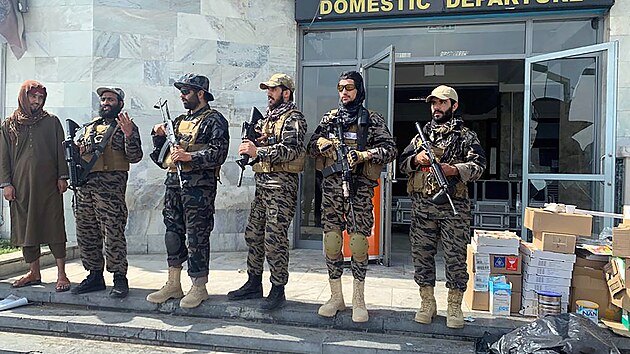 Z Afghánistánu odletěli poslední američtí vojáci. Letiště v Kábulu už plně kontroluje hnutí Tálibán. (31. srpna 2021)