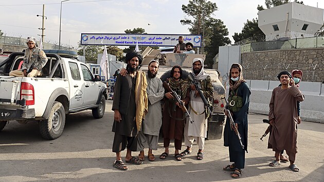 Z Afghánistánu odletěli poslední američtí vojáci. Letiště v Kábulu už plně kontroluje hnutí Tálibán. (31. srpna 2021)