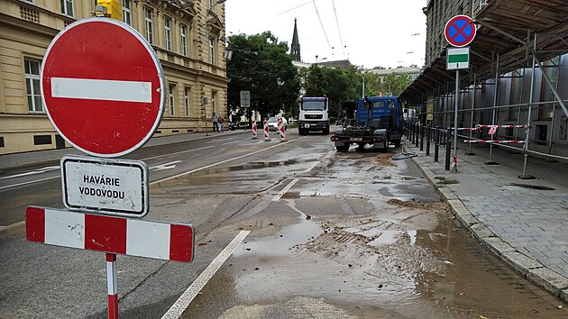 U krajského úřadu na Žerotínově náměstí v Brně dnes odpoledne praskl vodovod a voda z něj zaplavila celou silnici. Vodárny teď pracují na místě. (31. srpna 2021)