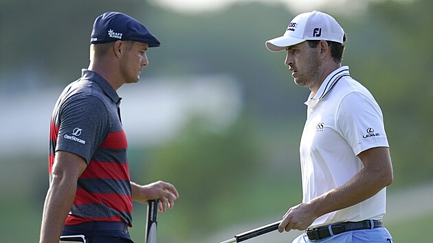 Patrick Cantlay (vpravo) a Bryson DeChambeau ve finlovm kole turnaje BMW Championship v Owings Mills.