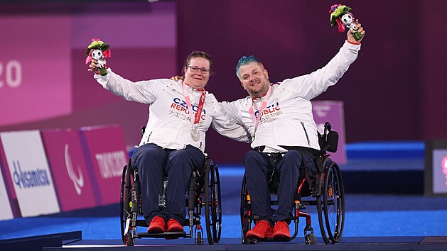 Lukostřelci David Drahonínský s Šárkou Musilovou po zisku stříbra na paralympijských hrách v Tokiu.