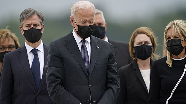 Americký prezident Joe Biden přihlíží na vojenské letecké základně v Doveru návratu ostatků vojáků, kteří zahynuli při bombovém útoku v afghánském Kábulu. (29. srpna 2021)