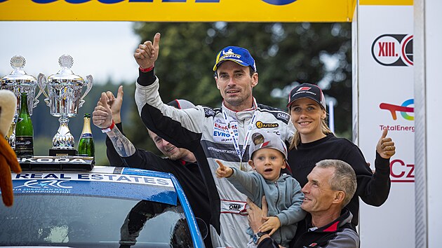 Vtzem Barum Czech Rally Zln 2021 byl u podevt Jan Kopeck. Na snmku s rodinou.