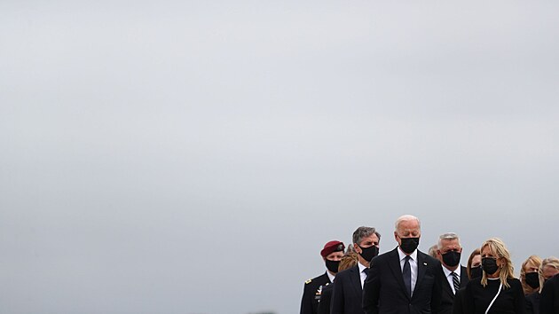 Americký prezident Joe Biden a první dáma Jill Bidenová po příletu letadla s rakvemi vojáků, kteří v Kábulu zahynuli při sebevraždném atentátu Islámského státu (29. srpna 2021)